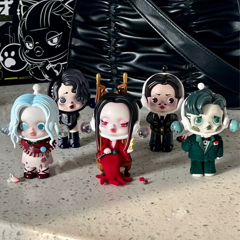 User-X Skullpanda X The Adams Family Series Blind Box Doll Action Figure binarie Modello Doll Toys Figure Regalo di compleanno Anime