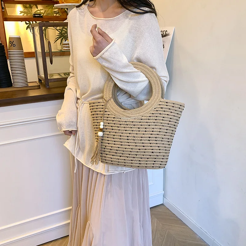 

Round-handled straw woven retro shoulder bag women's elegant and fashionable handbag beach vacation bag