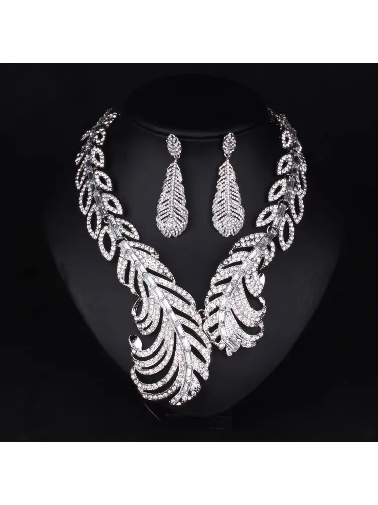 ヨーロッパとアメリカの誇張された装飾ネックレス、ダイヤモンドの羽のイヤリングがいっぱいのディナーアクセサリーセット