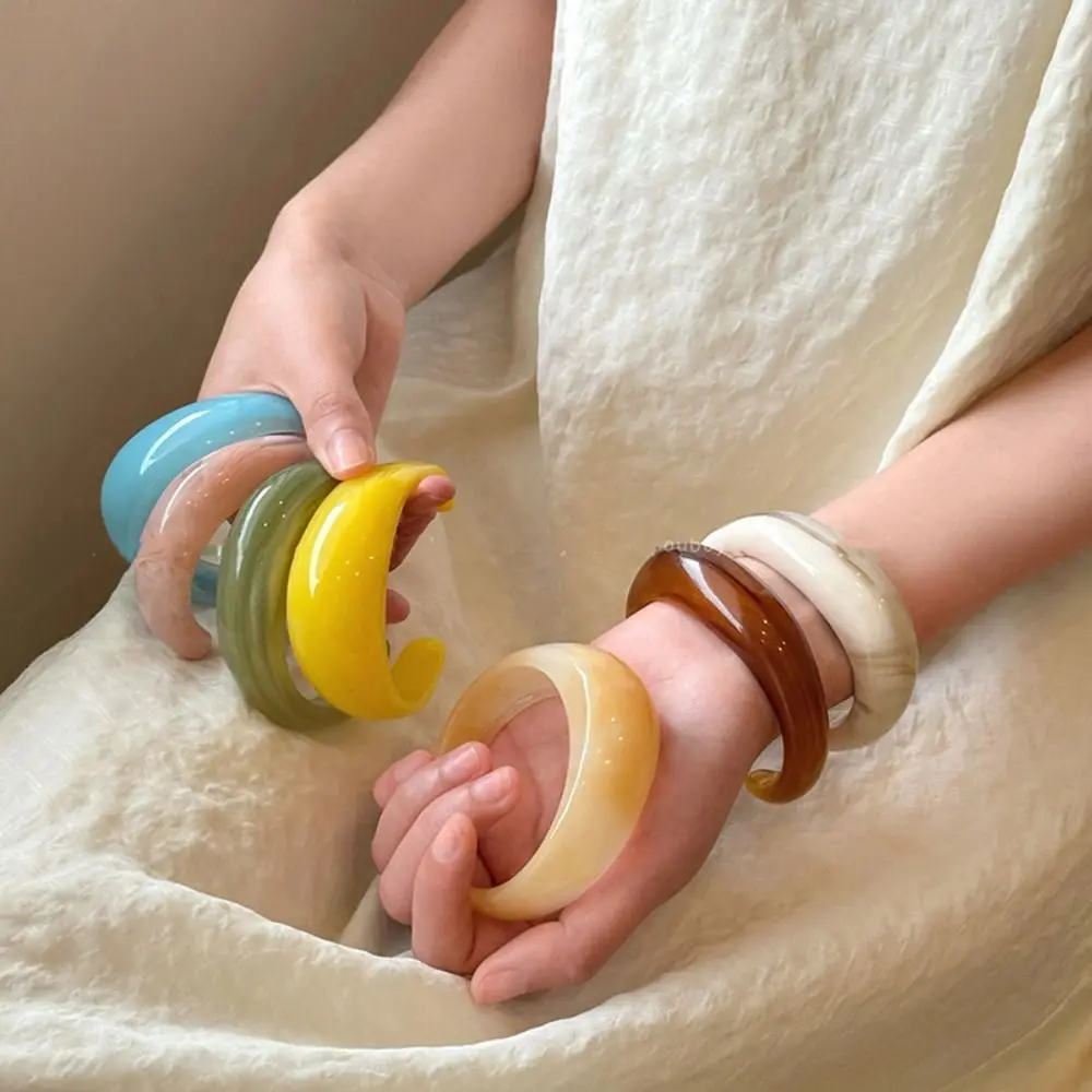 أوروبا الأمريكية نمط واسعة مفتوحة الإسورة الدوبامين غير النظامية الراتنج الإسورة مجوهرات اكسسوارات مزاجه C شكل الكفة أساور