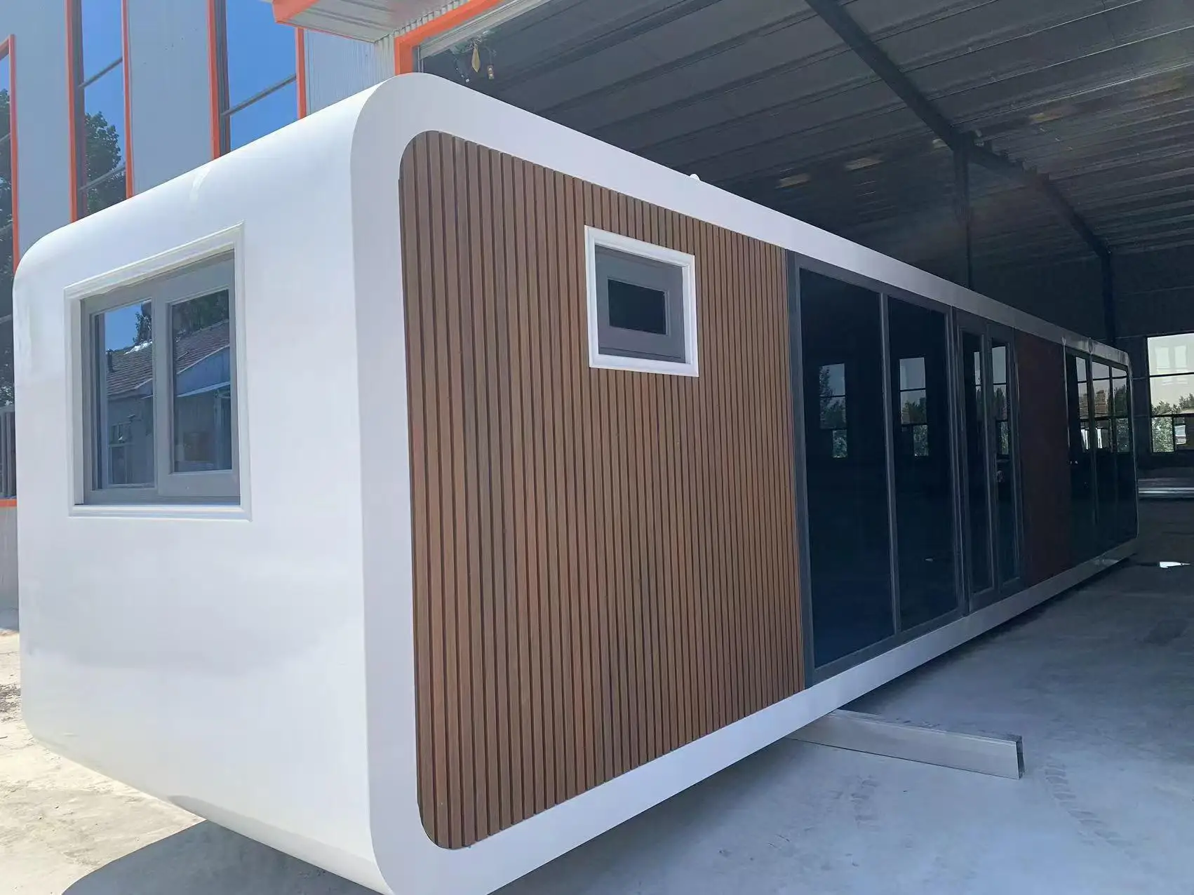 حاوية محمولة قابلة للتوسيع قابلة للطي بطول 20 قدمًا و40 قدمًا مع جدار خارجي من الفولاذ للمنزل مع تأثير حمام داخلي لغرفة النوم