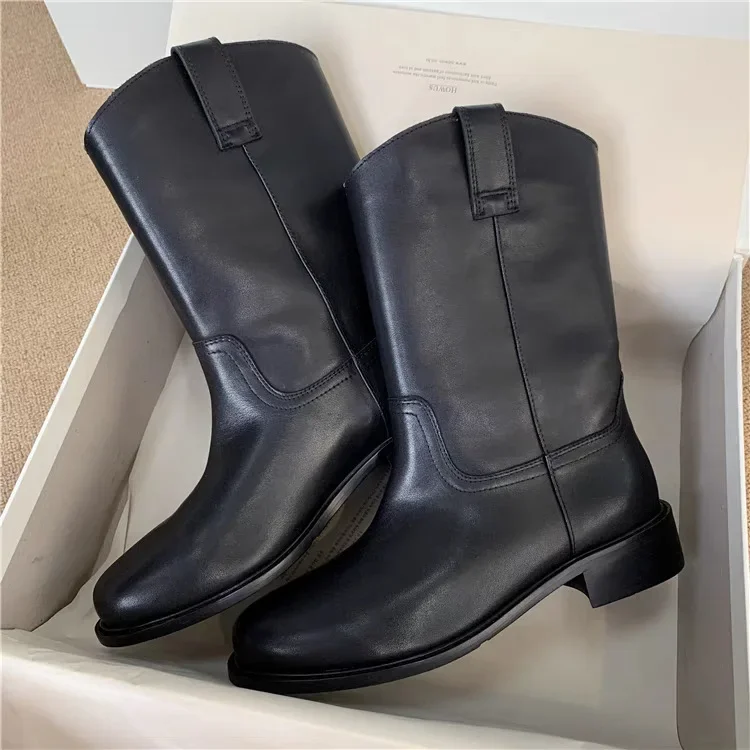 Kurze Stiefel im Retro-Stil mit runder Zehenpartie, flachem Boden, aus mattiertem, weichem Leder, für Damen, neue Kollektion Herbst/Winter 2026. – Detail 12