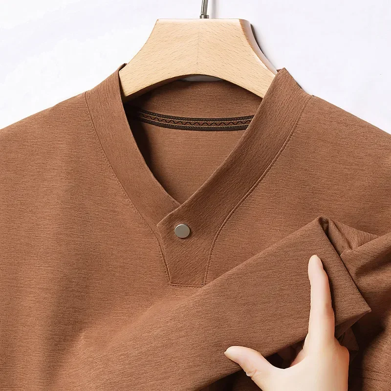 Immagine 7: T-shirt da uomo a maniche corte con scollo a V e un bottone, stile coreano 2026, casual e alla moda, tinta unita, versatile per l'estate