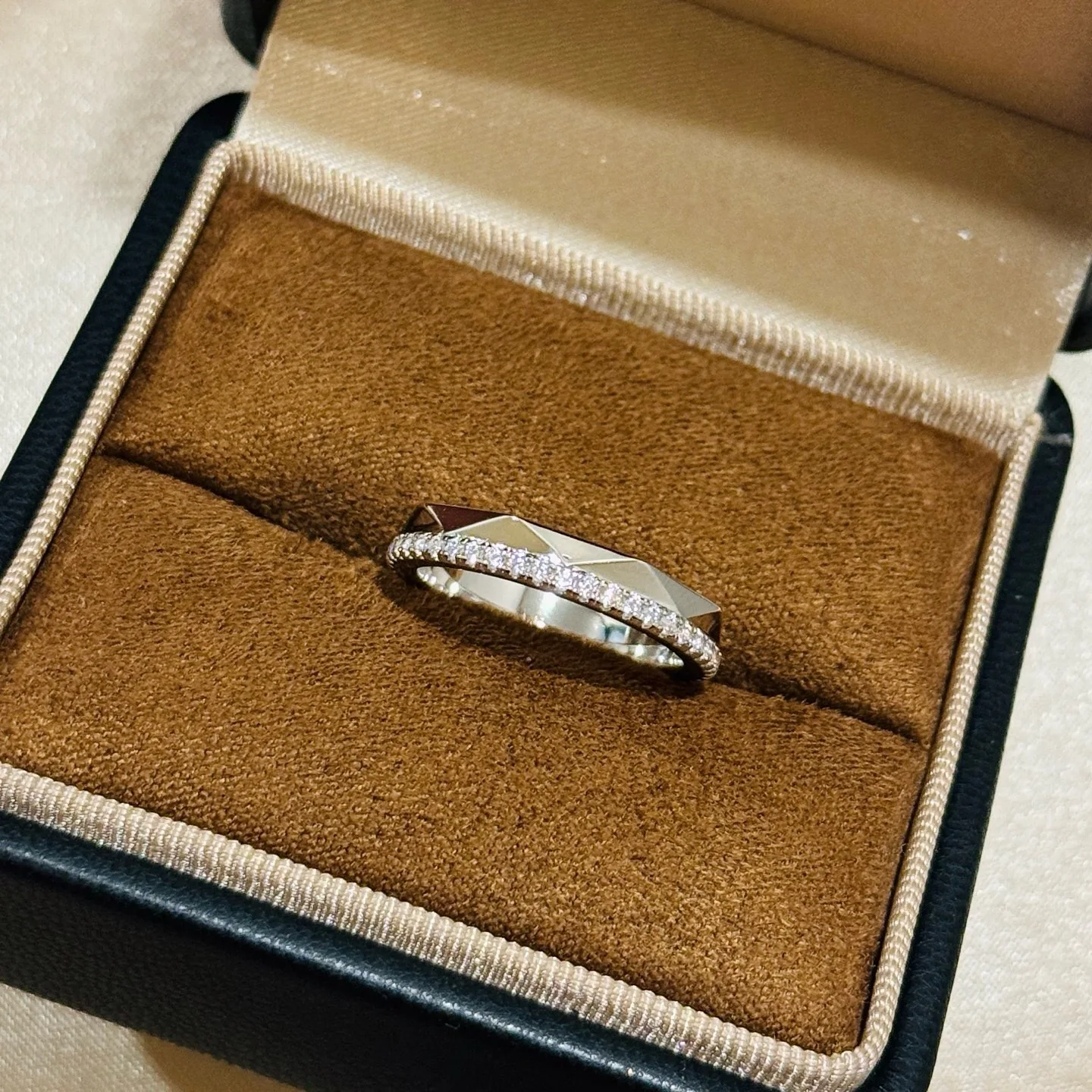 anillo-apilable-de-plata-de-ley-925-moderno-y-elegante-para-mujer-con-diseno-geometrico-facetado-una-sola-hilera-de-piedras-y-bano-de-rodio-joya-fina-de-lujo