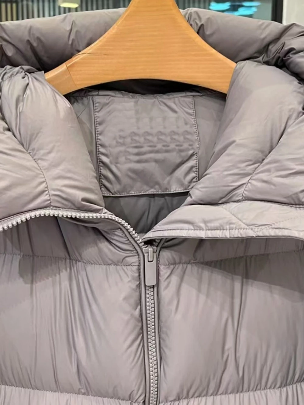 暖かいアイグースダウンジャケット レディースコート MM25 冬新作 スリーブロング フード付き ストレートカット レギュラー丈 シングルボタン