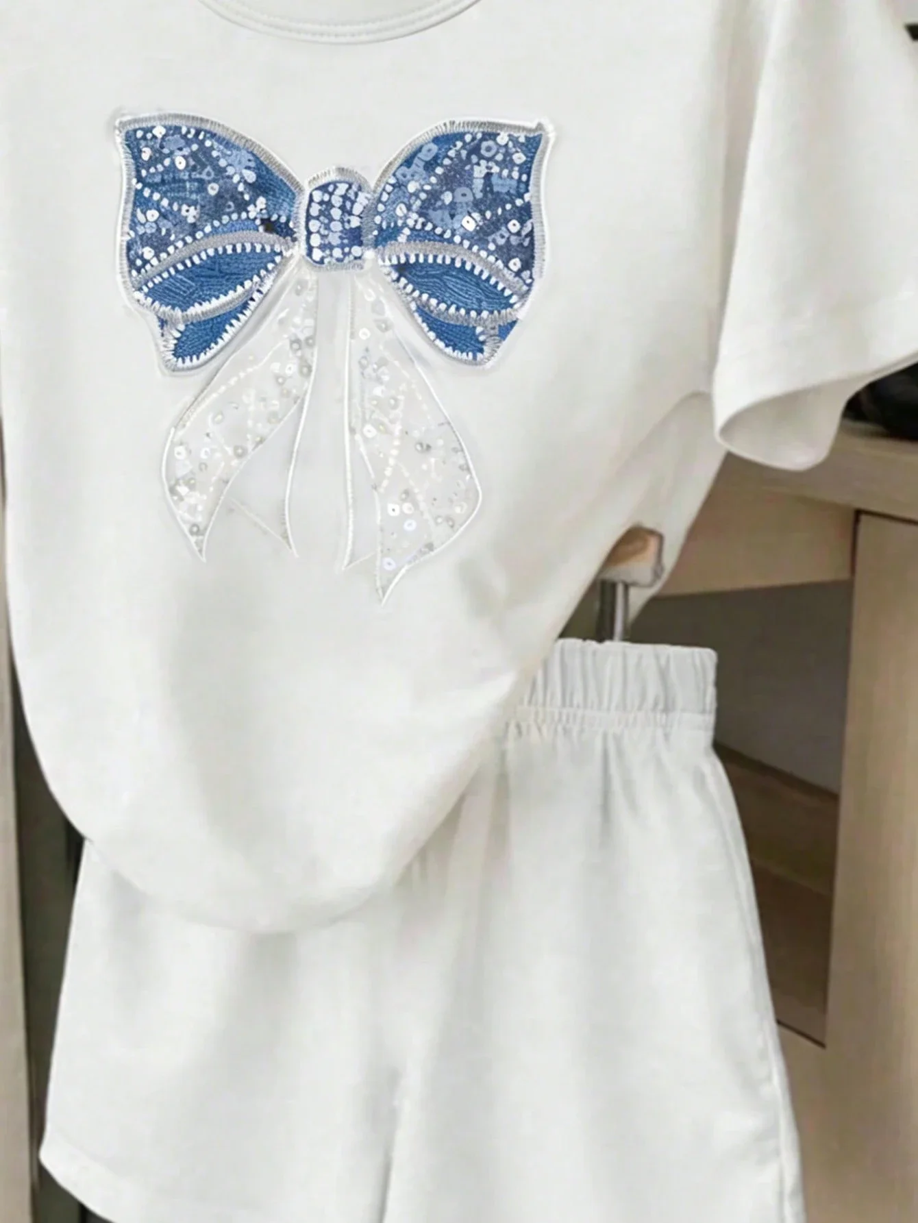 

Женский комплект: белая футболка с коротким рукавом и синим бантом из пайеток + шорты, свободный повседневный костюм из двух предметов