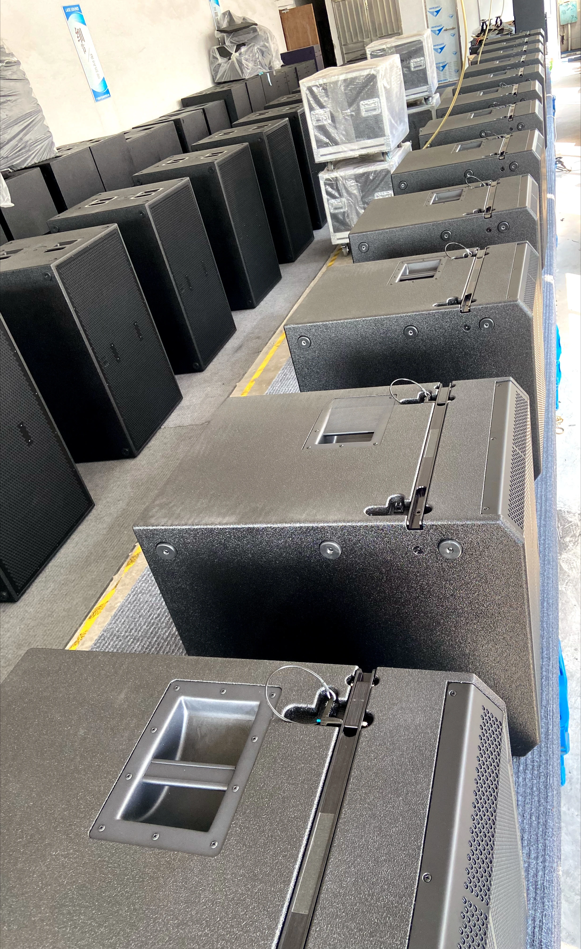 

-Одиночный 18-дюймовый уличный сабвуфер с усилителем мощности, динамики PA для внутреннего/сценического использования