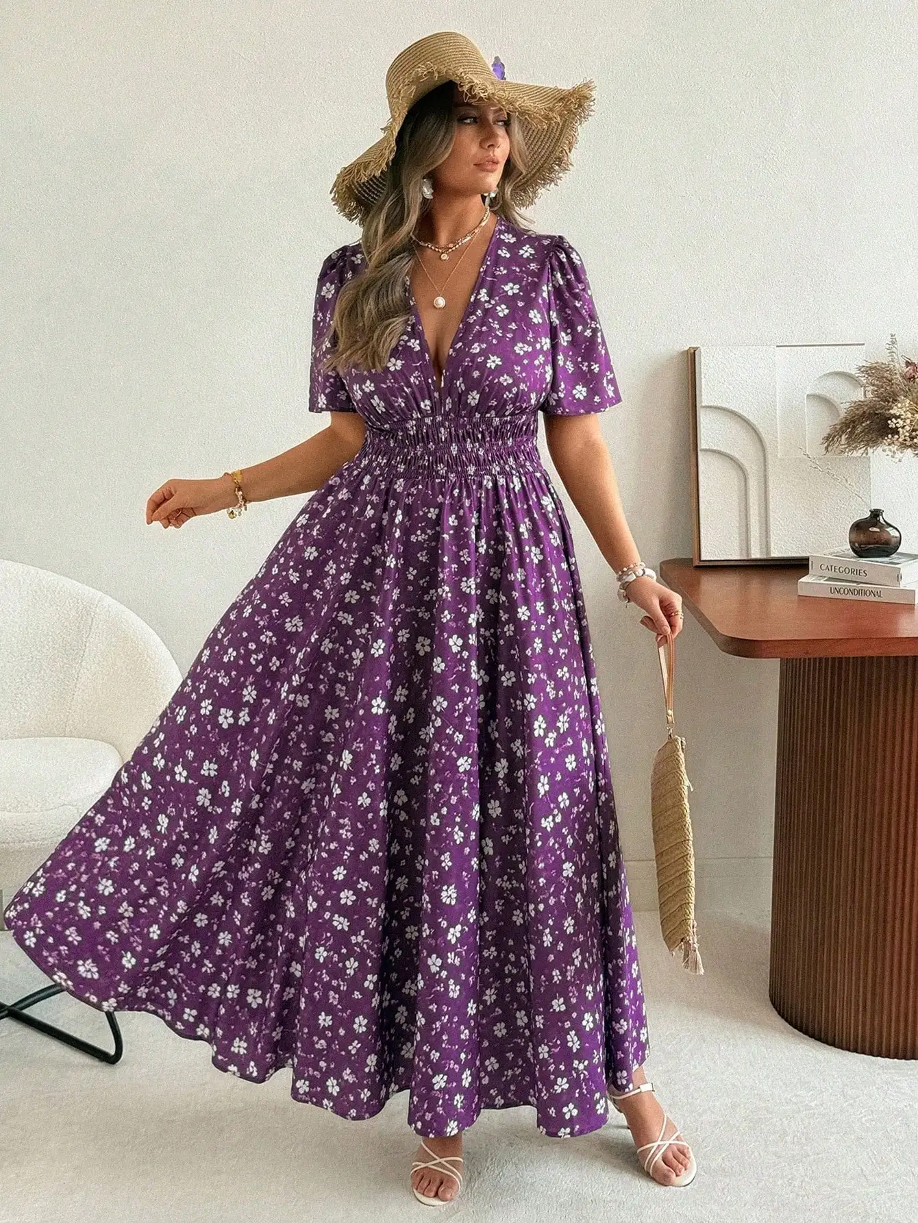 

Фиолетовое женское макси-платье А-силуэта с цветочным принтом, короткими рукавами и V-образным вырезом