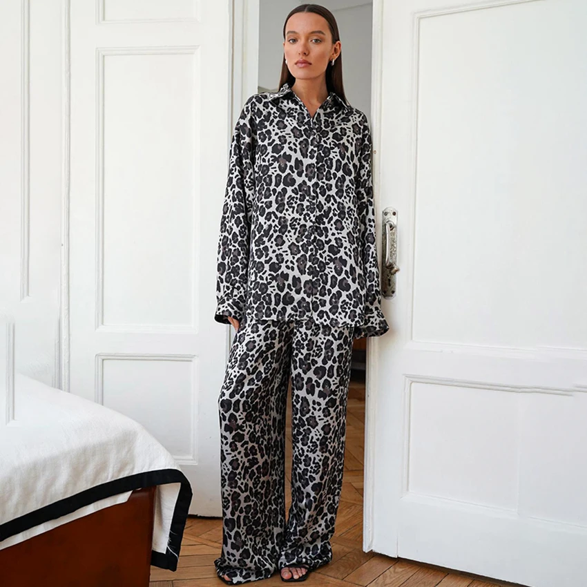 

HiLoc Повседневные леопардовые брюки Пижамы из трех предметов Модный укороченный топ Жилет с широкими брюками Блузка с длинным рукавом Домашняя одежда для сна 2025