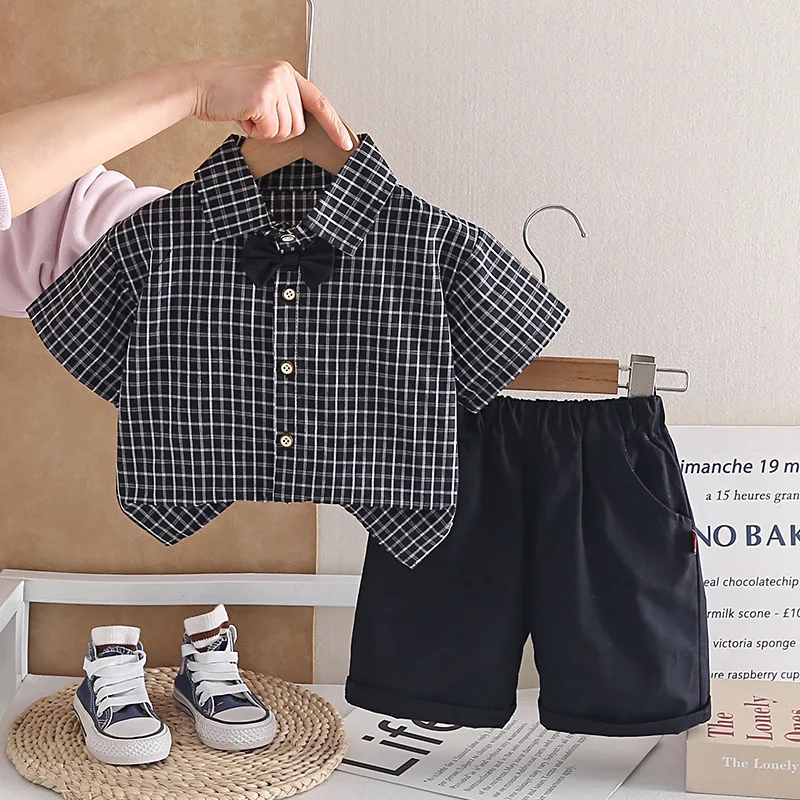 

Горячая распродажа: Комплект из 2 предметов для малышей (мальчиков) на лето 2026 – рубашка в клетку с галстуком-бабочкой + шорты. Модный образ в стиле преппи для детей.