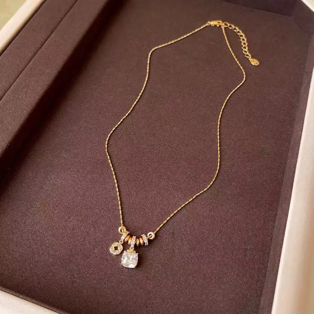 2026 Goldfarbene Perlenkette mit quadratischem Zirkonia-Anhänger, Zirkon-Charm-Halskette, minimalistisch, für Damen, Alltagsschmuck, Geschenk – Detail 7