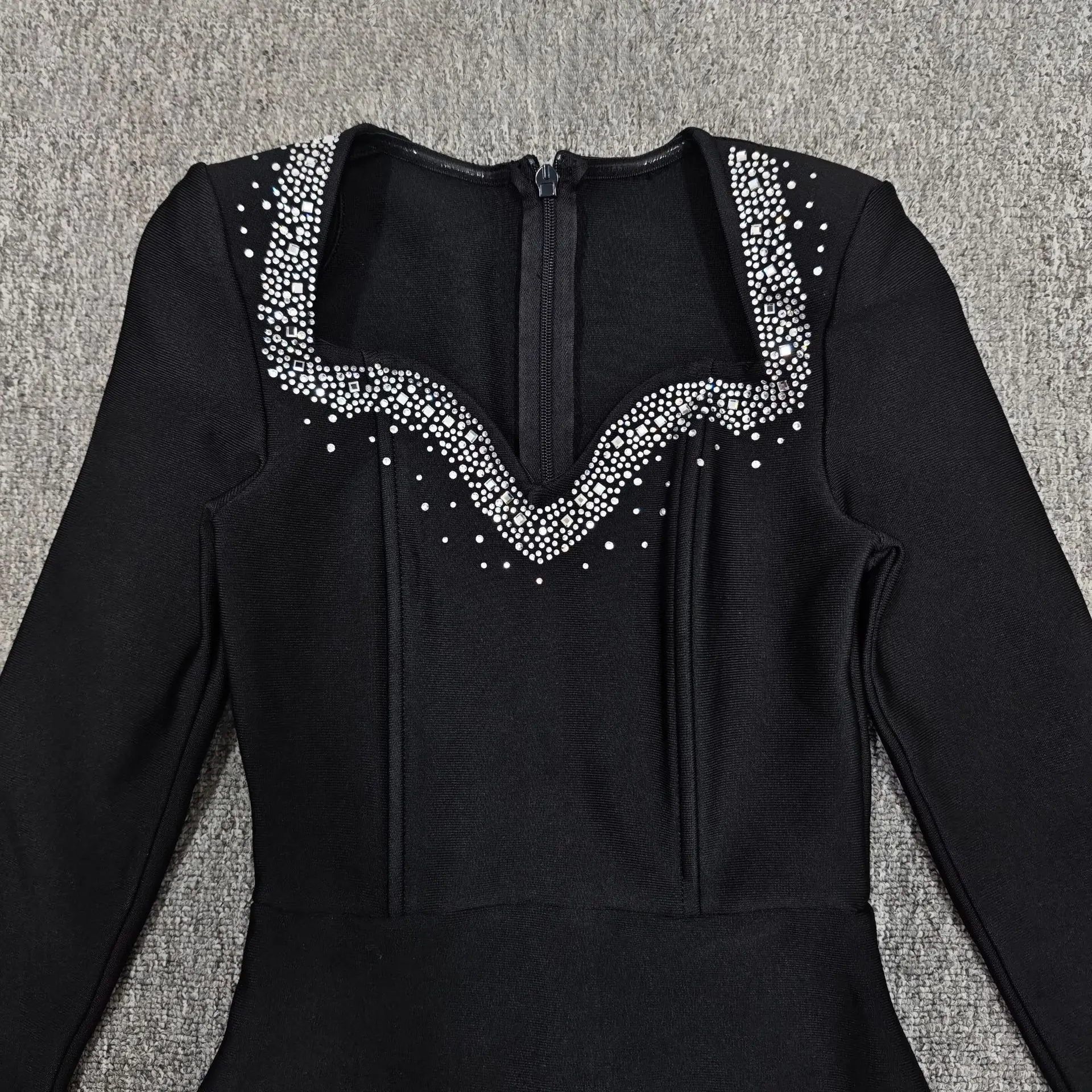 ชุดเดรสยาวแขนยาวประดับเลื่อมและคริสตัลทรงเข้ารูปสำหรับงานแต่งงานหรืองานพรอม  ชุดราตรีหรูหรา