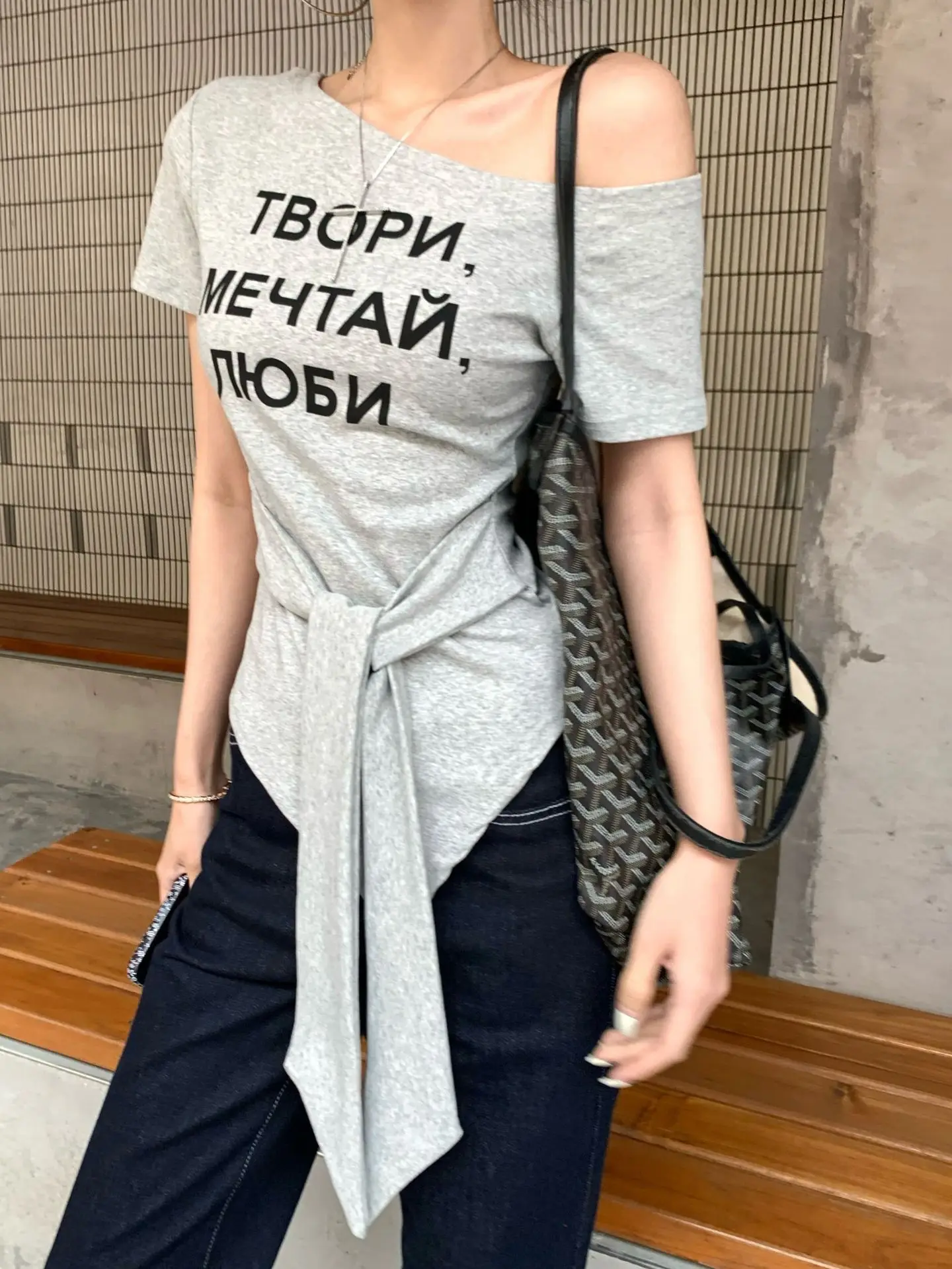 Damen Sommer T-Shirt mit Buchstaben-Print, One-Shoulder, Kurzarm, Slim-Fit Top, Mädchen Kurzes Studenten-Basisshirt, Lässiges T-Shirt für Frauen – Detail 9