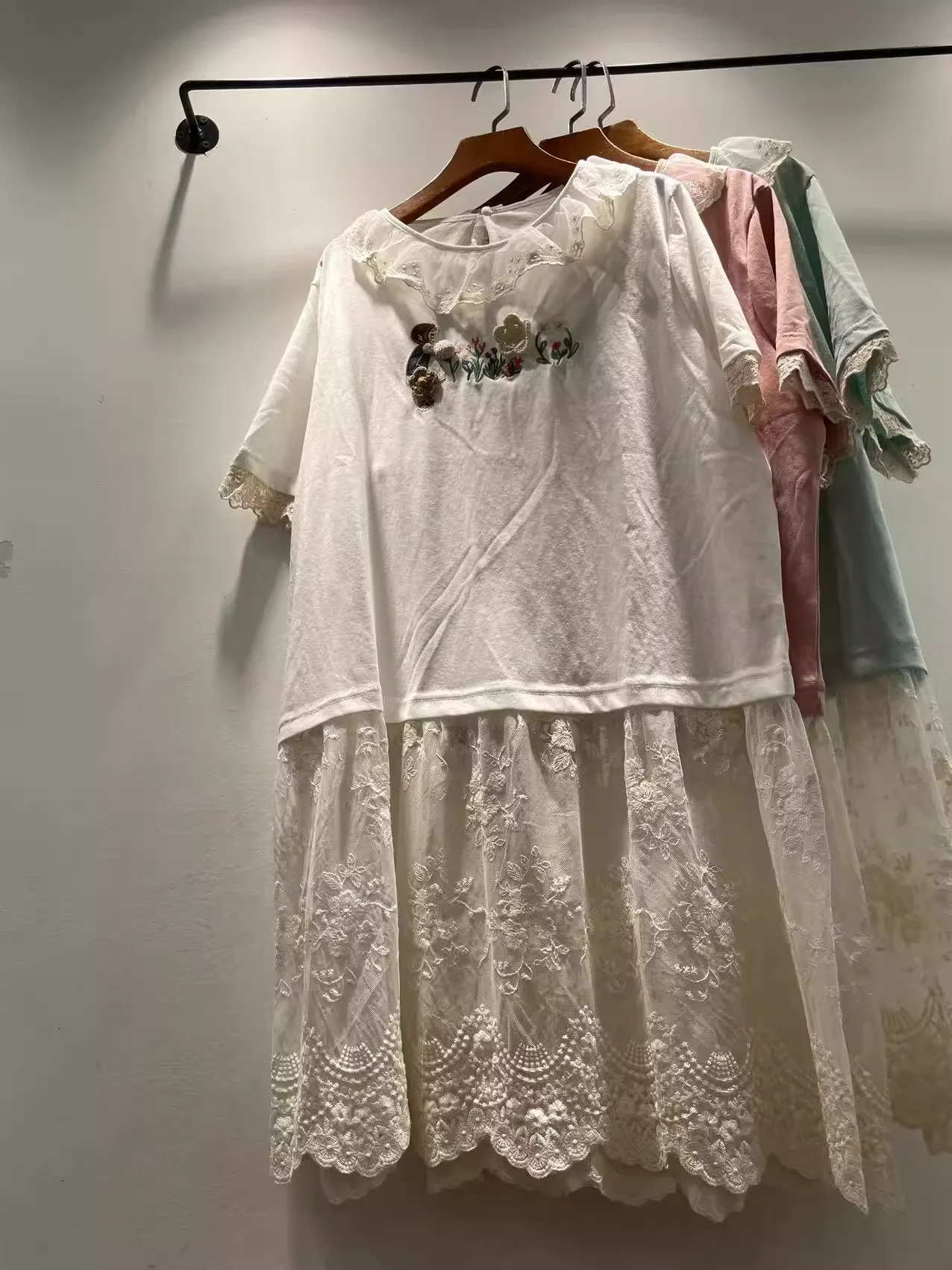 Mori kei moda koronkowy kołnierzyk kreskówka haftowana różowa niebieska biała koszula sukienka dla kobiet japoński styl koronkowy patchwork długi t shirt