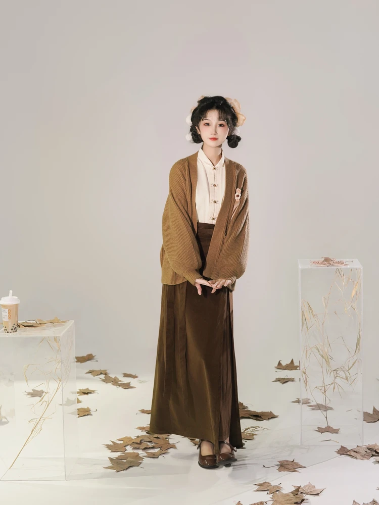 

Комплект Zhiheng Caramel Toast: улучшенный женский вязаный костюм Ханьфу с юбкой на пуговицах, весна-осень 2025, осенняя коллекция