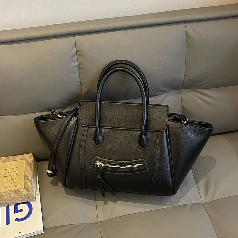 

Retro Versatile Tote Bucket Bag Women's 2026 Winter New High-end Urban Fashion Women's Light Luxury Portable Messenger Bag