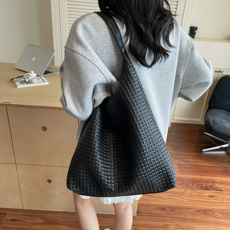Large capacity woven single shoulder armpit bag, women's new versatile and simple casual commuting tote bag
