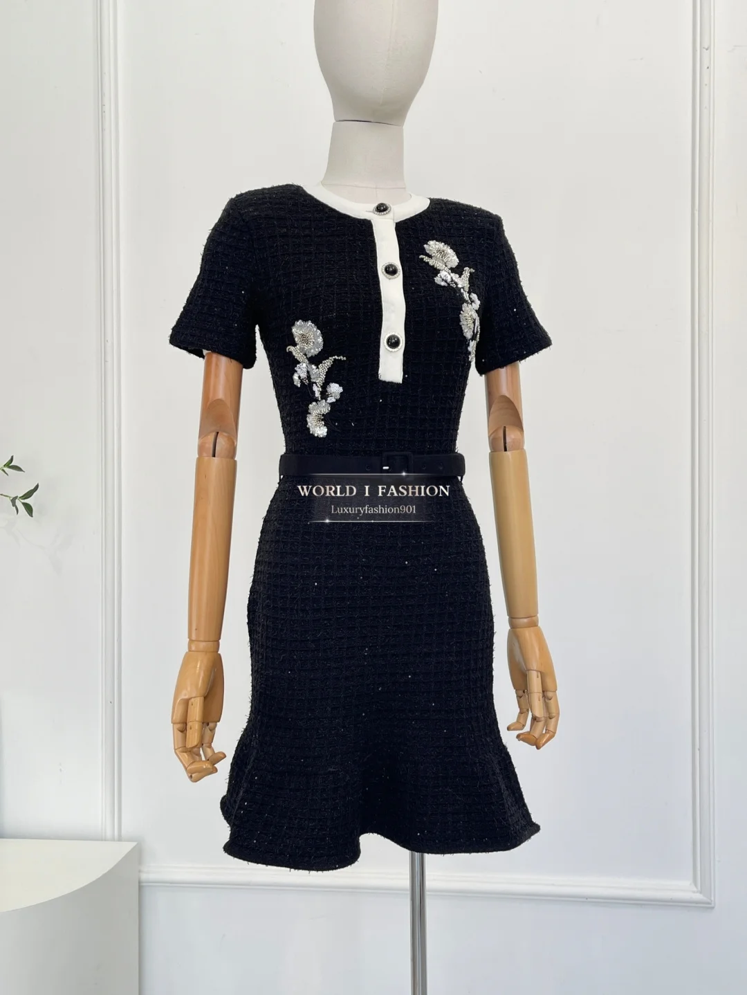 2025 Mini vestido preto de alta qualidade com manga curta e bordado de flores para mulheres