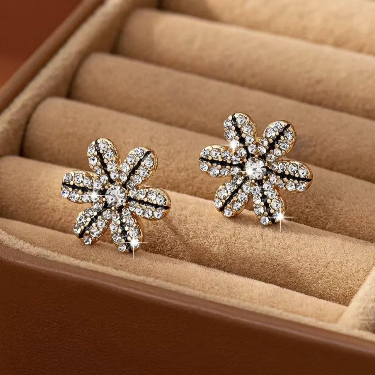 A Pair of Trendy, Fresh, Sweet, and High-Quality Casual Fashion Earrings for Women, Similar to Those Worn by Internet Celebrities