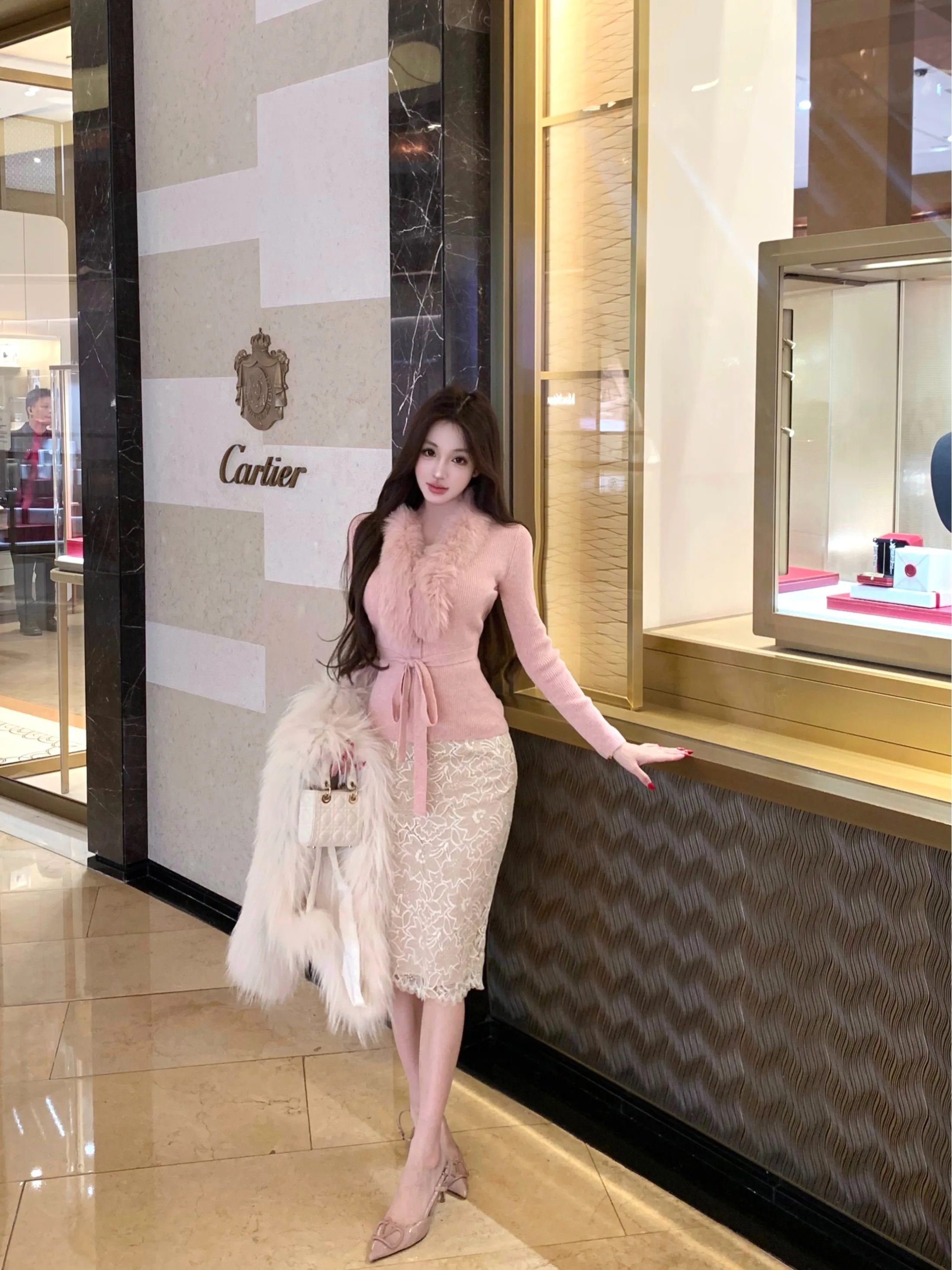 

Потрясающий розовый вязаный комплект из двух предметов: облегающая юбка-карандаш и топ с V-образным вырезом и длинными рукавами. Женская модная весенняя коллекция. Теплое и стильное решение.