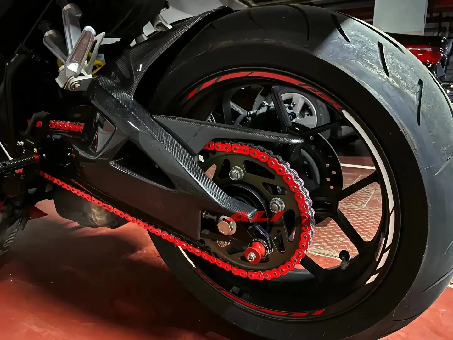 100% ريال جاف ألياف الكربون هدية لهوندا CB650R CBR650R 2019-2023 دراجة نارية الخلفية سلسلة غطاء قطعة من نسيج واقي من الطين الإطارات المعانقة