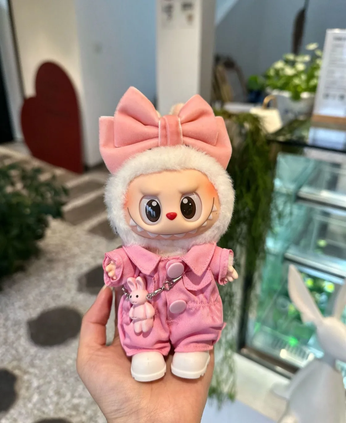 

Подходит для одежды Labubu диаметром 17 см, модных розовых рабочих брюк, милых и женских нарядов (без кукол)