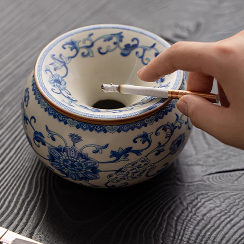 

Керамическая пепельница в китайском стиле с крышкой, украшение для дома, гостиной, офиса, креативная пепельница с защитой от лета, синий, белый узор, 1 шт.