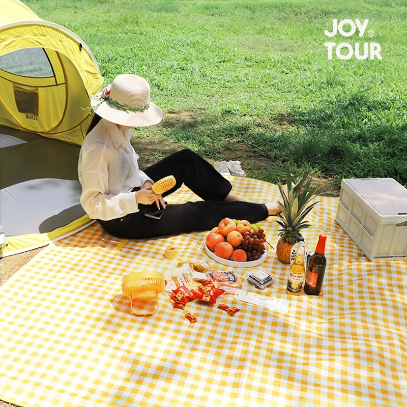 Disposable yellow and red checkered picnic mat Outdoor barbecue picnic mat table cloth Restaurant restaurant tablecloth