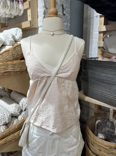 Imagen 2 del producto Camiseta sin mangas a rayas rosas con dos lazos para mujer, chaleco Bandage sin mangas con cuello de pico y encaje, Tops cortos sencillos y dulces de estilo pijo para verano
