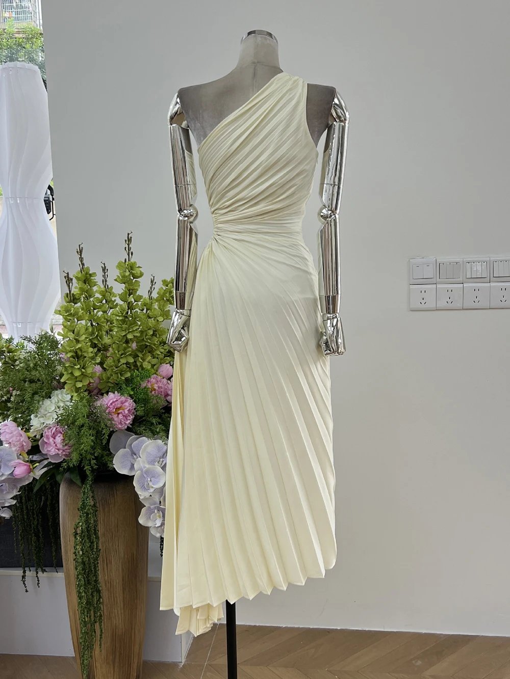 Modphy cor sólida um ombro plissado vestido irregular para mulher sexy sem mangas oco para fora magro vestido longo feminino vestitos