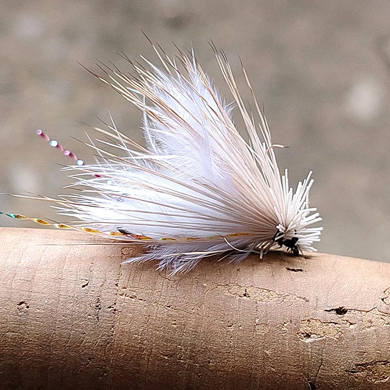 5 Stück Imitations-Caddis, eine gängige Art von Trockenfliegen zum Fliegenfischen und schwimmendem Köder, wird häufig mit Fliegenfischerei-Ausrüstung kombiniert. – Detail 6