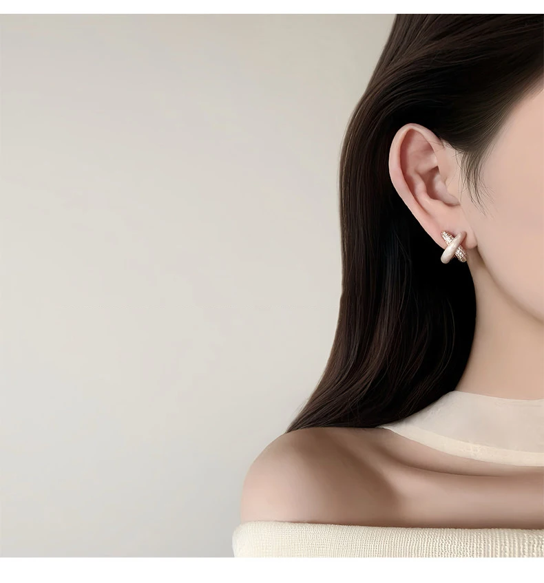 Elegante weiße Emaille-Ohrstecker mit Mikro-Zirkonia-Besatz in Goldfarbe für Damen – stilvolles High-End-Schmuck-Accessoire für Partys – Detail 9