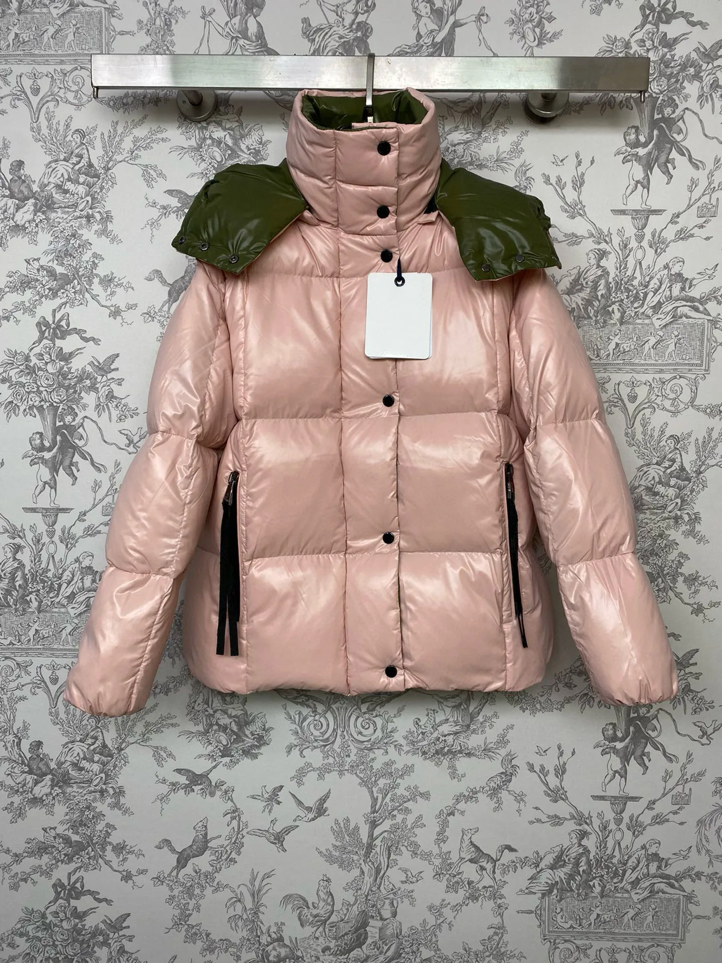 2024 Winter Classic Color Blocked Women\'s Down Jacket With Detachable Hood Design, White Goose Down Windproof And Warm Jacket