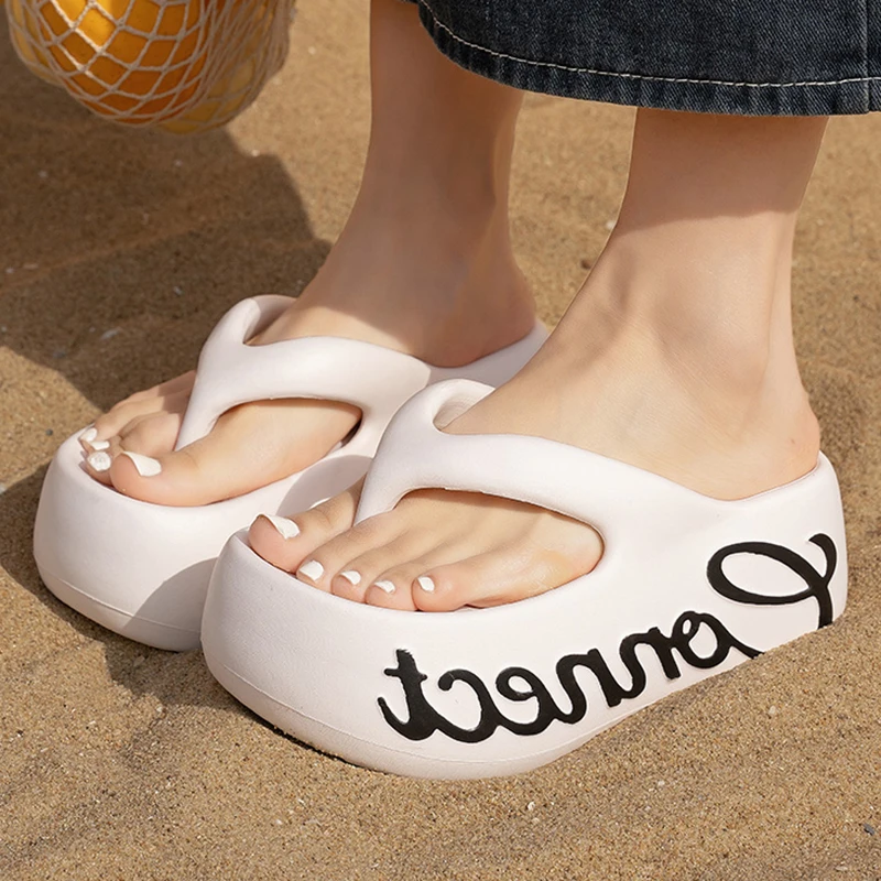 Modische Flip-Flops mit Buchstabenmuster und klobigem Absatz für Damen, Sommer-Zehenstegsandalen mit dicker Plattform, rutschfeste Strand-Sandalen für Frauen