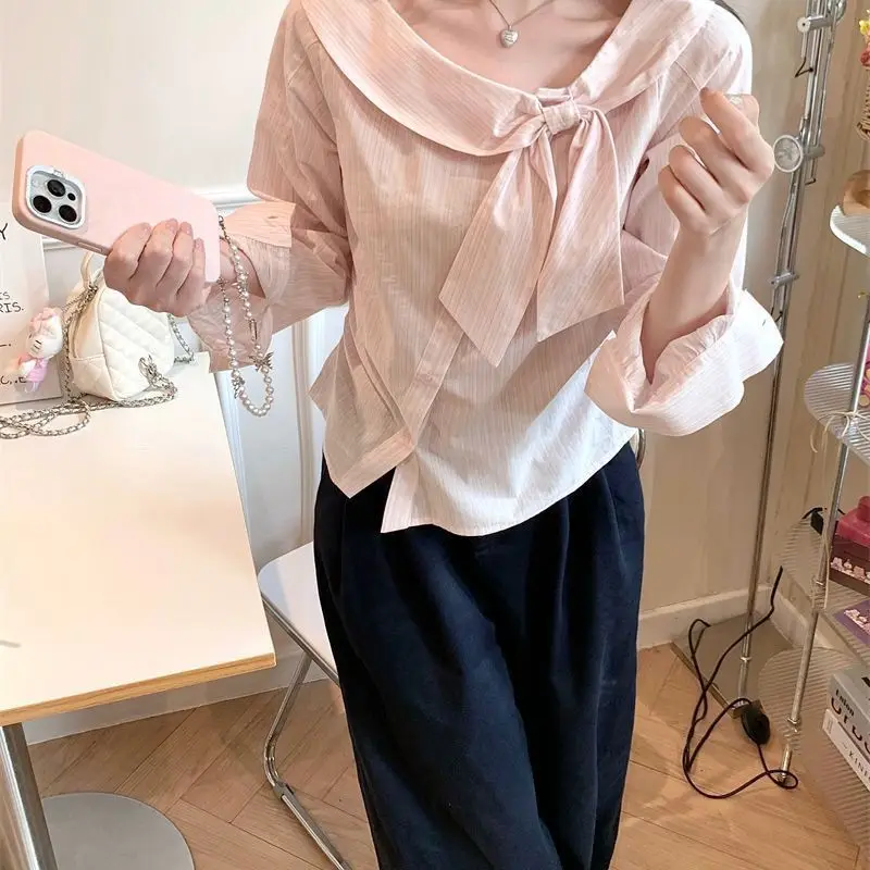 قميص نسائي مخطط بأكمام طويلة بفيونكة حلوة لخريف 2025 بتصميم غير منتظم بلوزة كورية أنيقة ومتعددة الاستخدامات