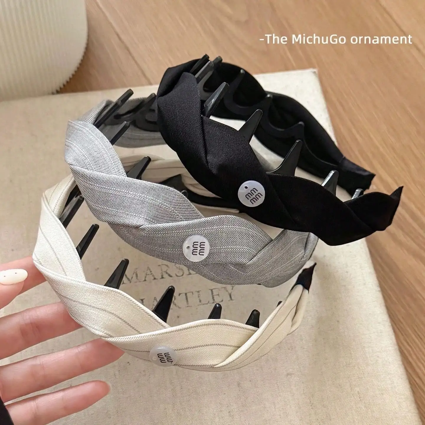 Korean-Style Twisted Fabric Headband With Logo For Women, Fashionable High-Crown Headband That Makes The Face Appear Smaller, With Teethed Anti-Slip Hair Clip
