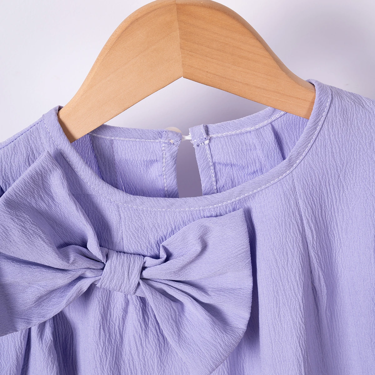 Lässiges Mädchenkleid mit langen Ärmeln, ausgestellten Ärmeln, Rundhalsausschnitt und knielangem Rock, mit Schleife, modisch und vielseitig kombinierbar, geeignet für Mädchen im Alter von 3 bis 8 Jahren. – Detail 5