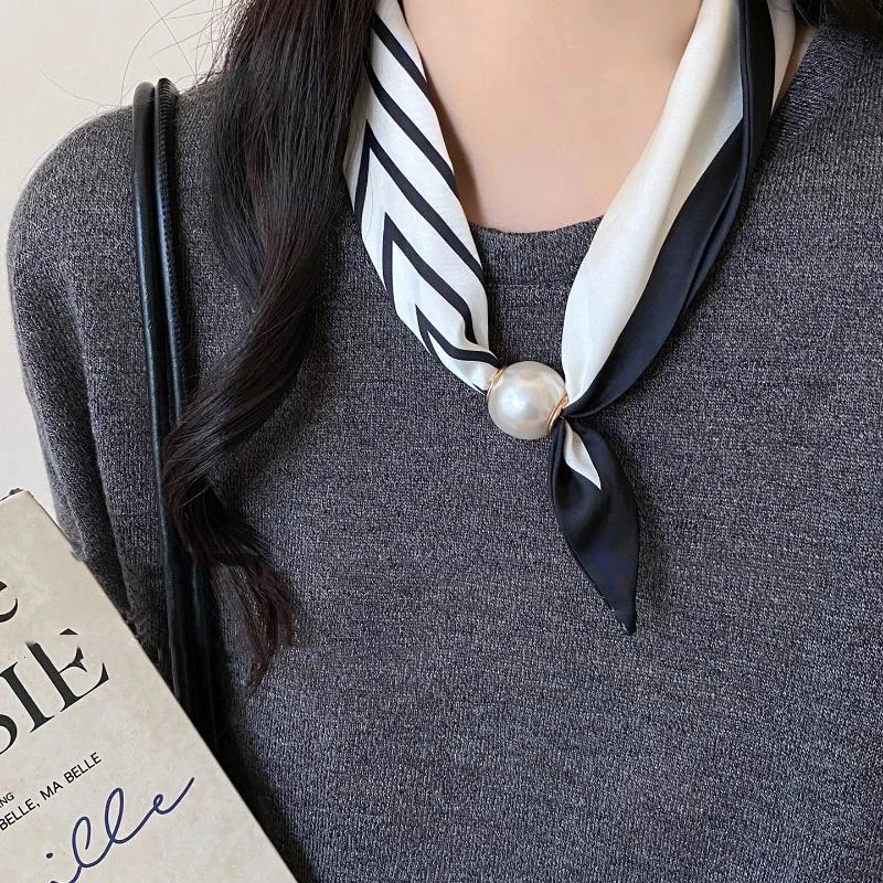 French Pearl Necklace Magnetic Clasp Lazy Scarf Women Pendant Neck Warmer Clavicle Chain Accessory image 2
