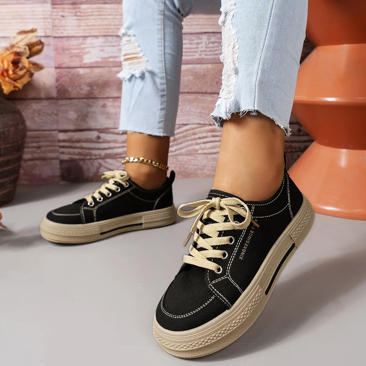 2024 primavera nuove scarpe di tela da donna piatte sportive per il tempo libero scarpe da donna fondo morbido comode scarpe di stoffa nere Sneakers