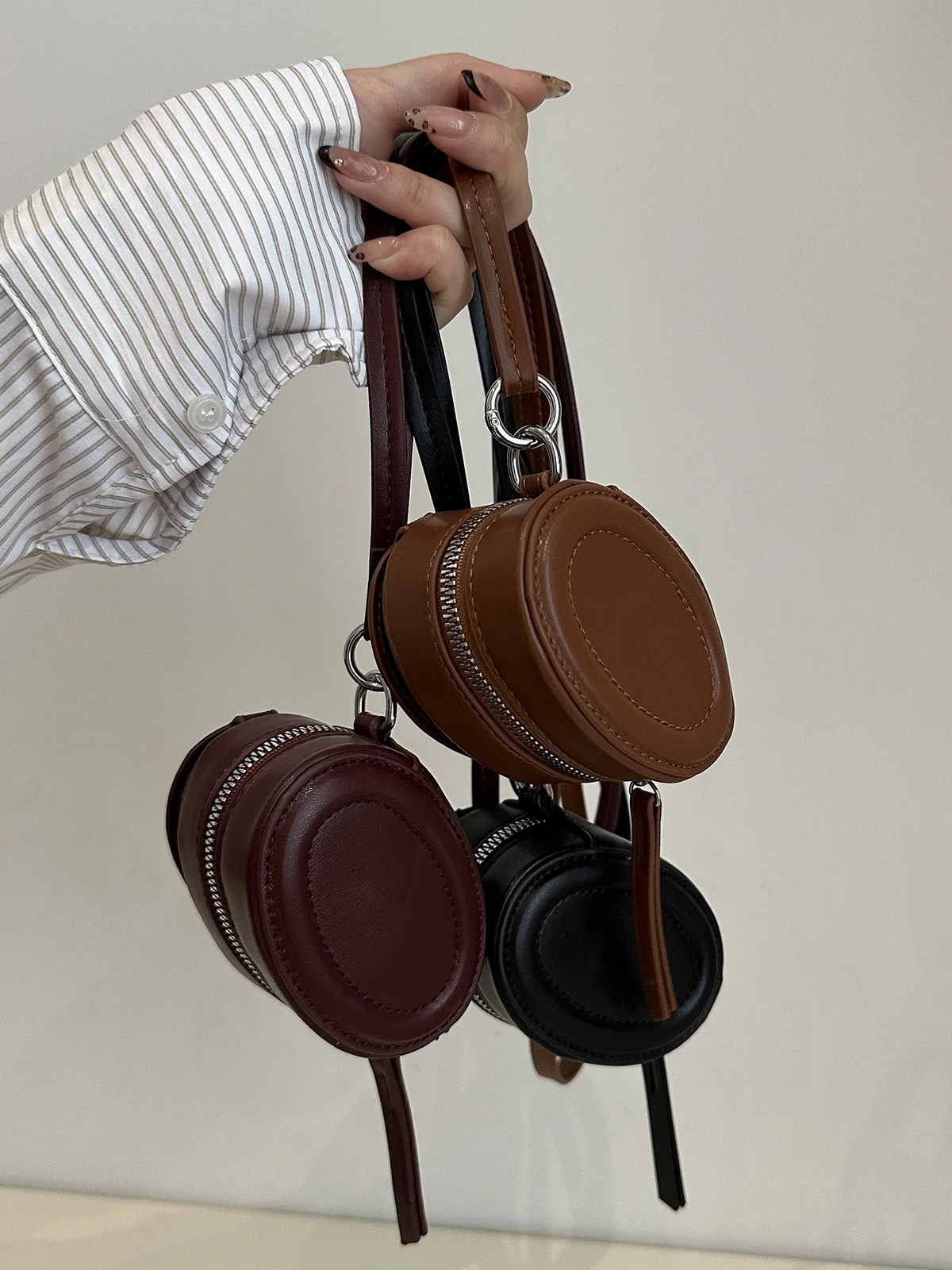 حقيبة كتف صغيرة أنيقة للنساء، حقيبة متعددة الاستخدامات للتعليق حول الرقبة، حقيبة للسماعات وأحمر الشفاه، تصميم عصري جديد لعام ...