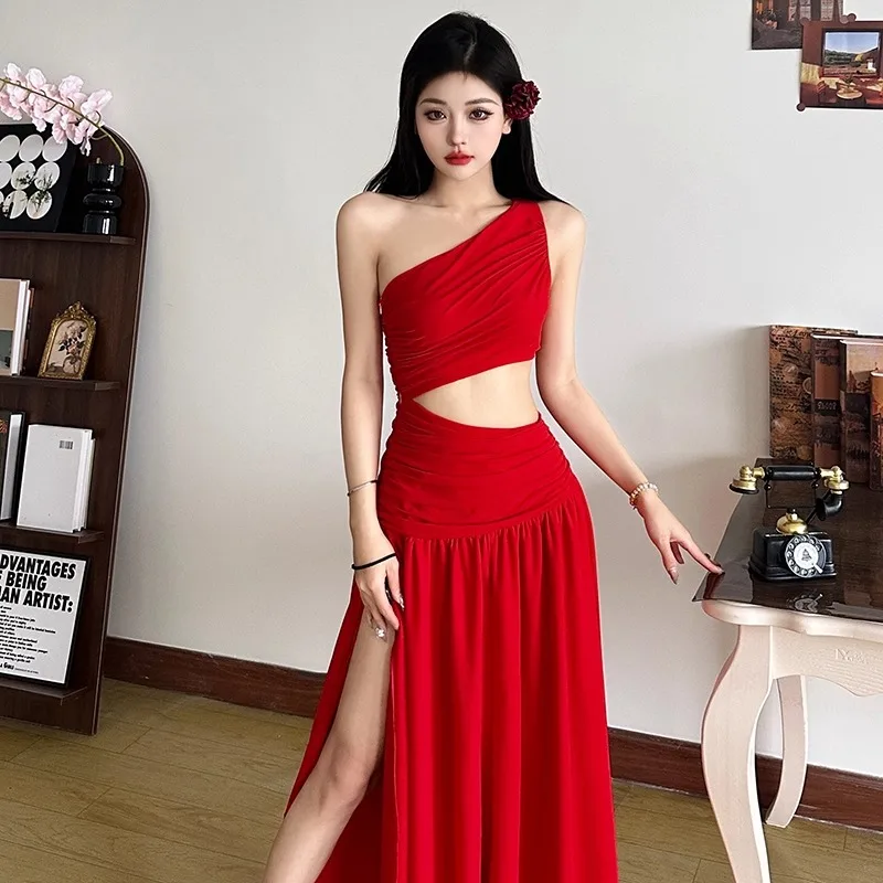 Aangepaste sexy uitgeholde schuine schouderjurk vrouwelijke buikdanskostuum geplooide taille cinching lange rok dameskleding