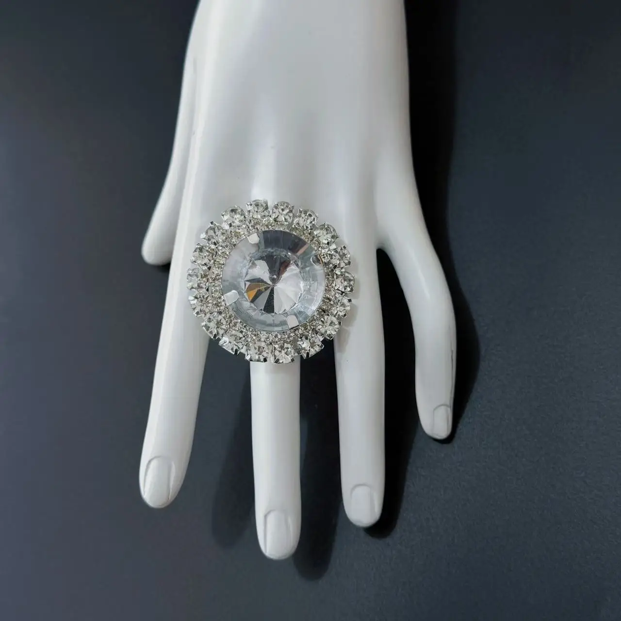 Elegant and exquisite ladies\' shiny Rhinestone large round adjustable ring suitable for women\'s daily party wearing jewelry acce