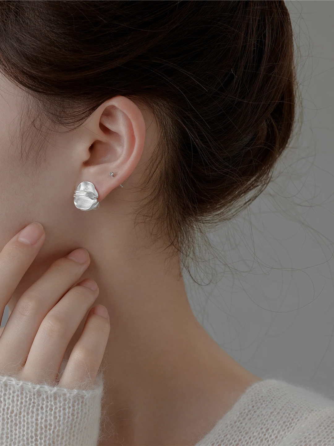 

Fanling Luxury Minimalist White Silver Earrings Pure Silver Fashionable Commute Water Mirror Floating Light round Shape Earrings