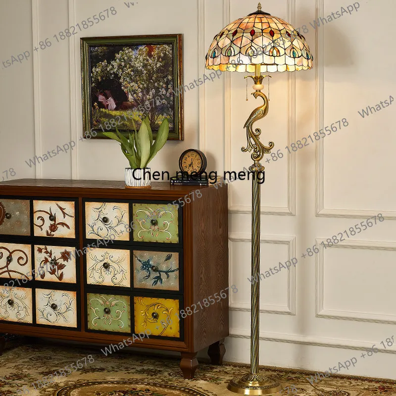 

Диван в гостиной рядом с дизайнерской лампой для спальни, напольный светильник в европейско-американском ретро-стиле с цельномедным корпусом в виде феникса.