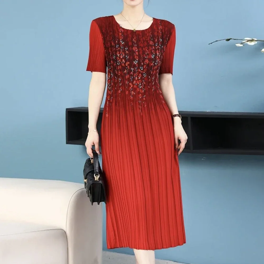 

Плиссированное платье с принтом для мам среднего и пожилого возраста, свободная и утягивающая мода с короткими рукавами, летние платья 2025 г.