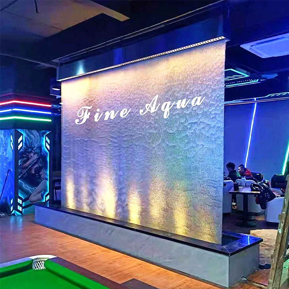 Anpassung. Moderne Wasserfunktionswand aus Stahlgeflecht für den Innen- und Gartenbrunnen dekorativ