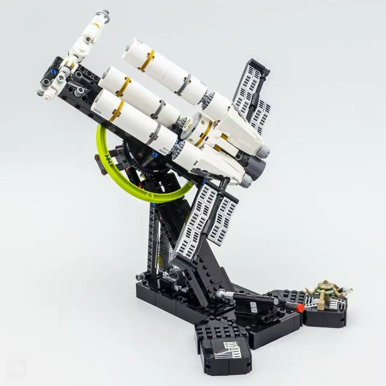 

830PCS Interstellar Spaceship Building Block Set - MOC Spacecraft Model Kit 11389 Sci-Fi Desktop Decor Gift for Adults Fans