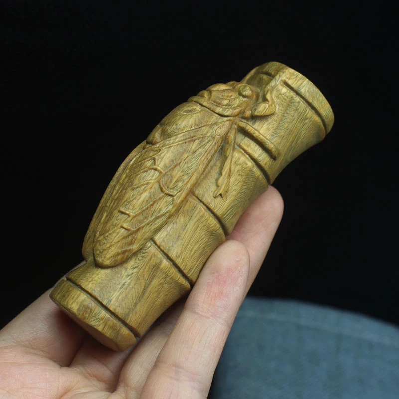 

Новый аргентинский кулон-украшение из зеленого сандалового дерева в форме бамбуковой цикады, коллекционный предмет для держания в руках и оценки.