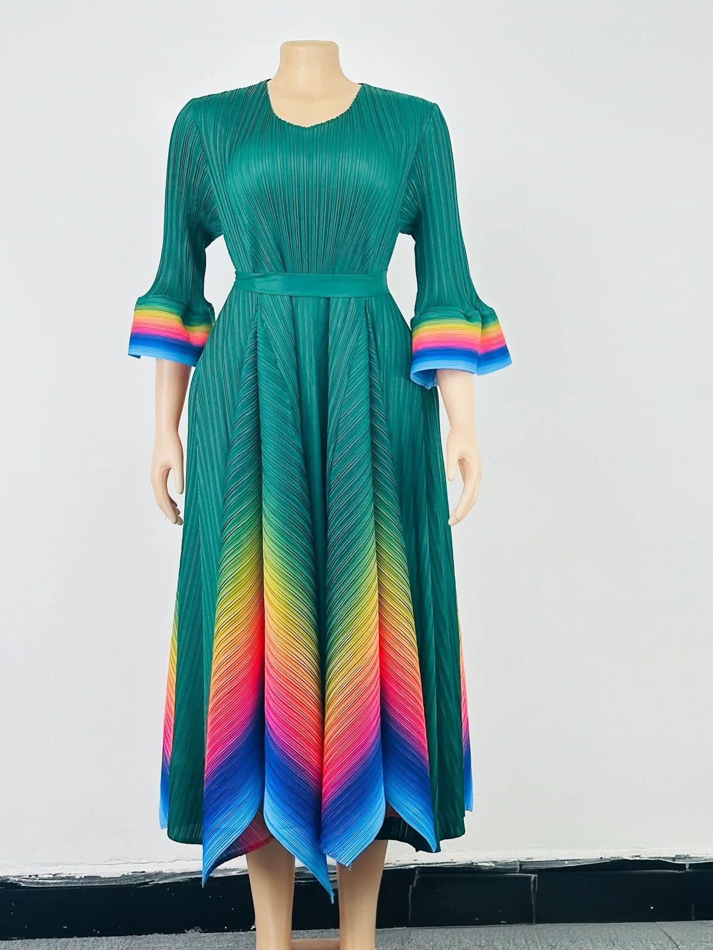 2025 الخريف والشتاء جديد مطوي فستان موضة التغيير التدريجي قوس قزح مزاجه فضفاض أنيق المرأة فستان محكم من عند الصدر ويتدلى بشكل واسع