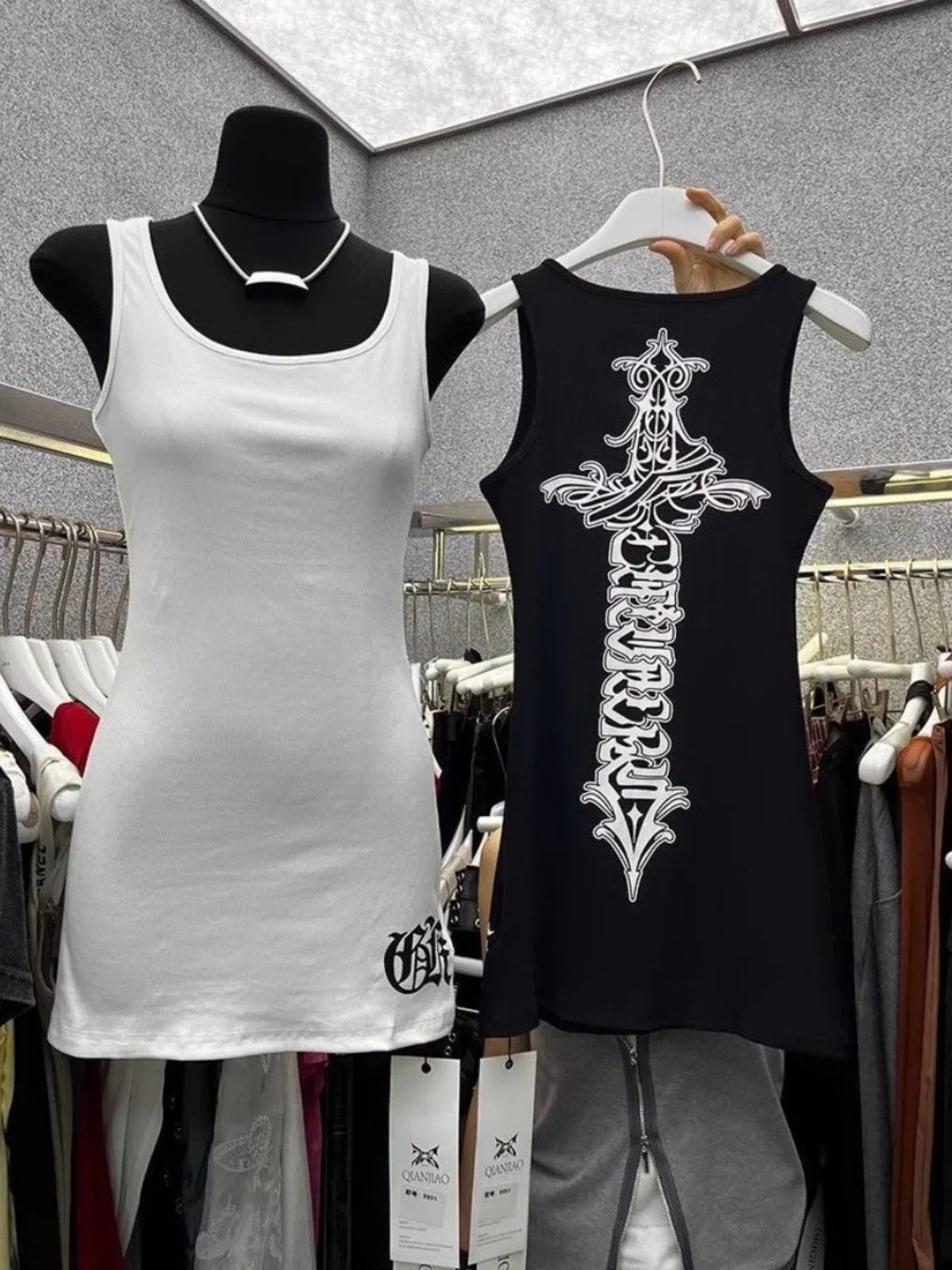 الصيف المرأة المطبوعة Csole تانك القمم بسيط Sli ملابس داخلية فتاة ساخنة متوسطة طول تي شيرت المرأة Faion سترة